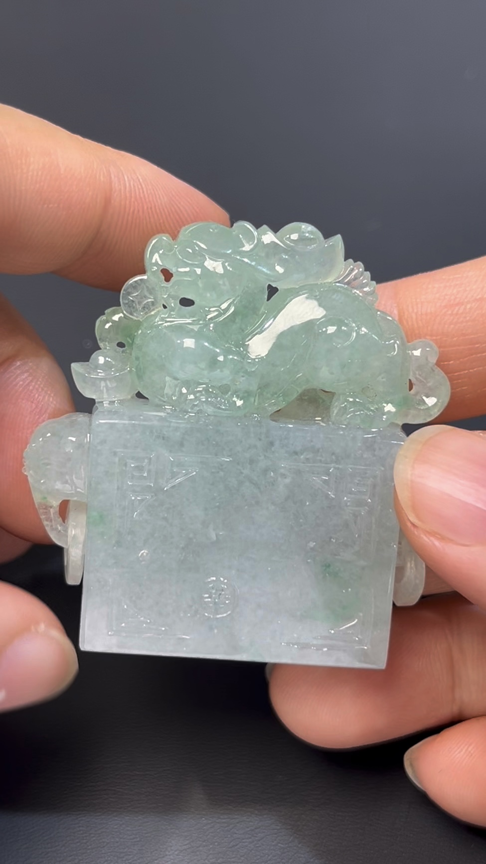 鏤空立體翡翠貔貅印章 · 編號#573 · 高質玉料 × 招財辟邪 × 精品玉雕 · 收藏級翡翠印章推薦 1 鏤空立體翡翠貔貅印章 · 編號#573 · 高質玉料 × 招財辟邪 × 精品玉雕 · 收藏級翡翠印章推薦
