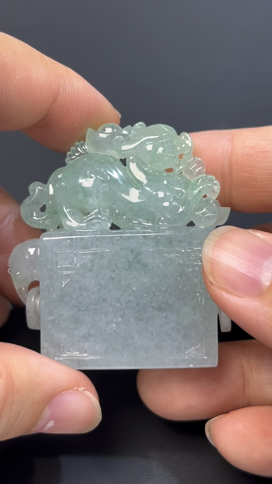 鏤空立體翡翠貔貅印章 · 編號#573 · 高質玉料 × 招財辟邪 × 精品玉雕 · 收藏級翡翠印章推薦 2 鏤空立體翡翠貔貅印章 · 編號#573 · 高質玉料 × 招財辟邪 × 精品玉雕 · 收藏級翡翠印章推薦 - Image 2