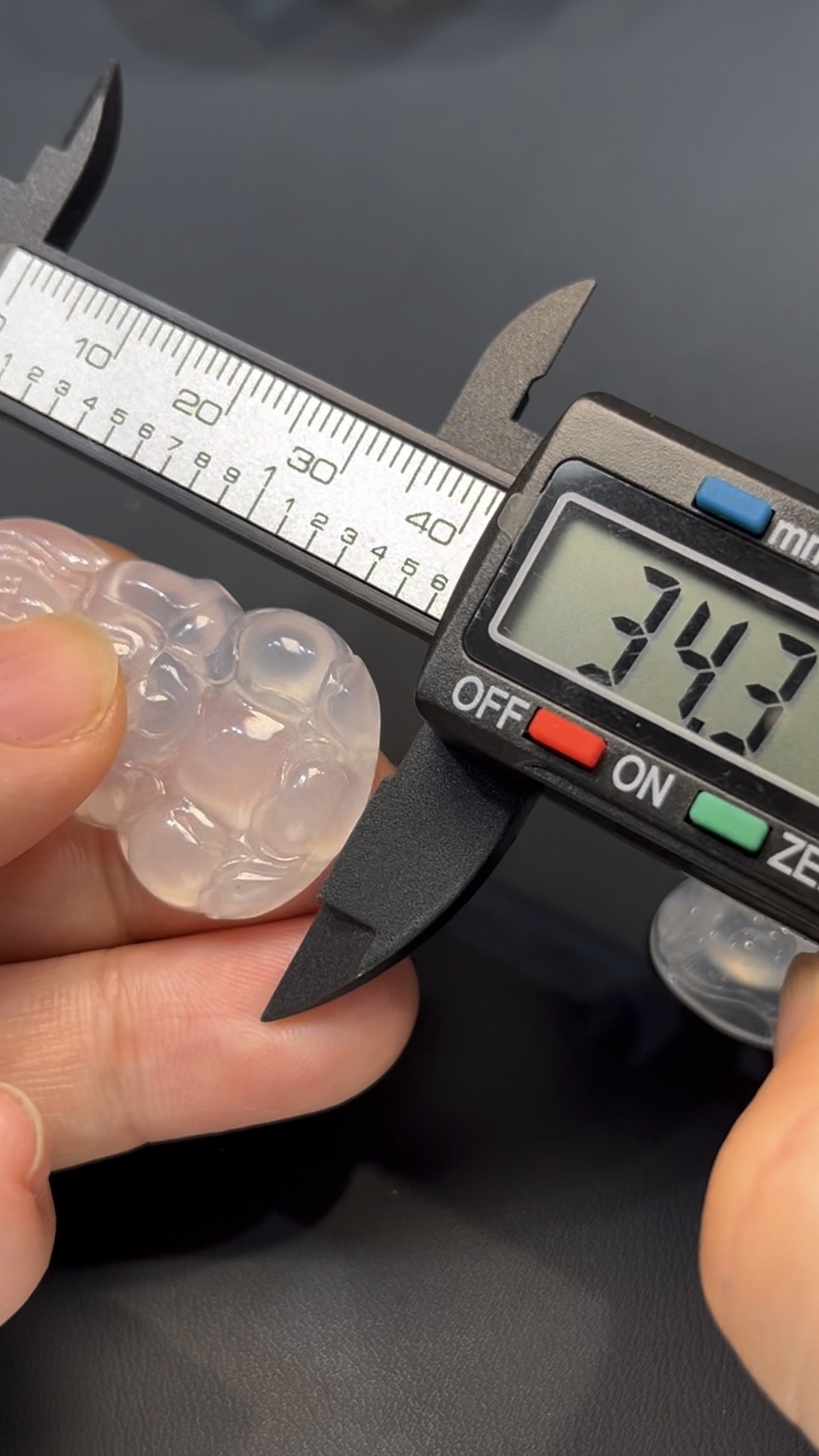 冰透高品質翡翠觀音一對|同料雕刻 × 靈性守護 × 收藏精品|編號 #575 4 冰透高品質翡翠觀音一對|同料雕刻 × 靈性守護 × 收藏精品|編號 #575 - Image 4