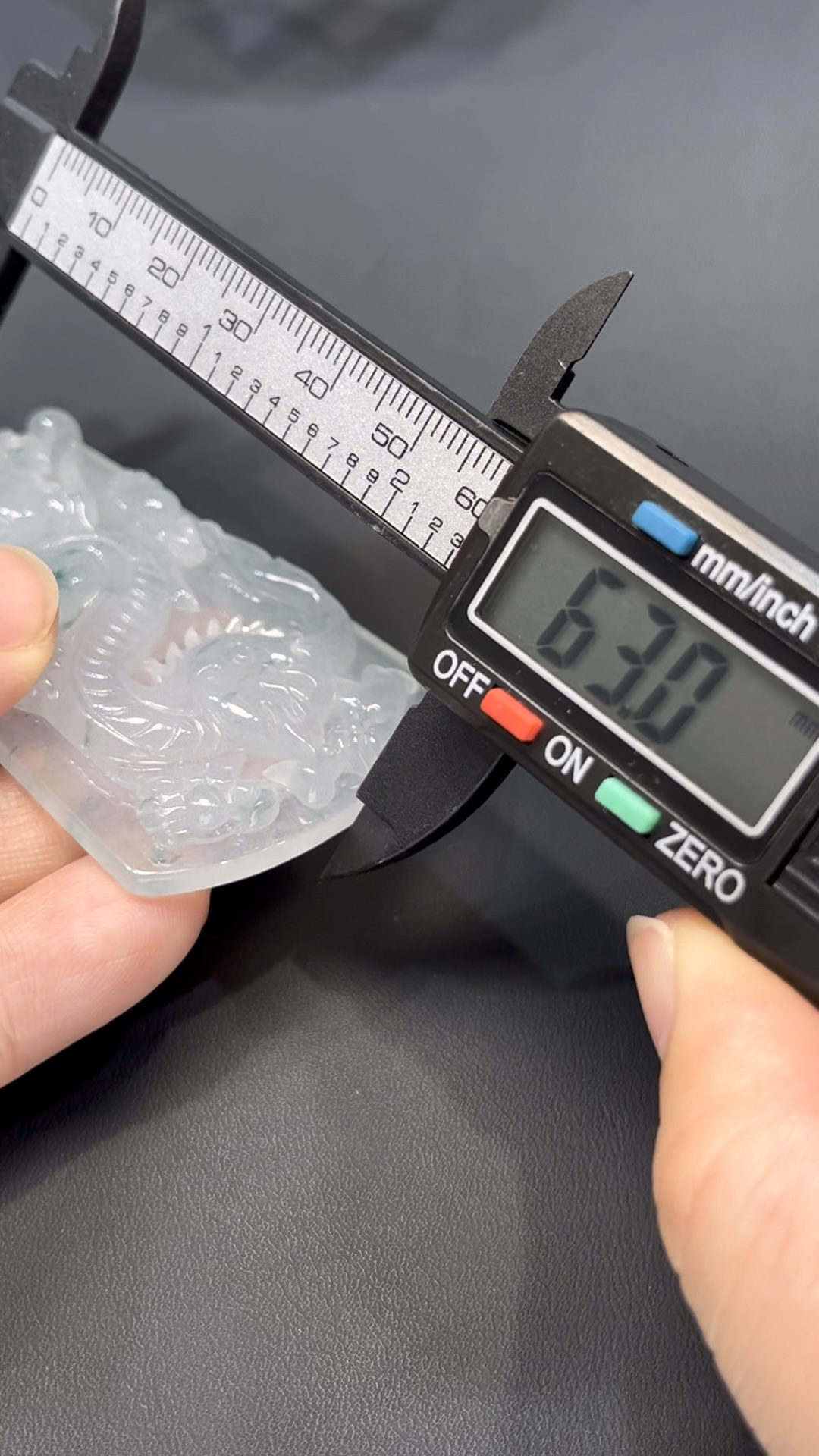 天然翡翠龍牌|質地細膩 × 立體雕刻|編號#578|祥龍護主 × 收藏吉祥物 3 天然翡翠龍牌|質地細膩 × 立體雕刻|編號#578|祥龍護主 × 收藏吉祥物 - Image 3