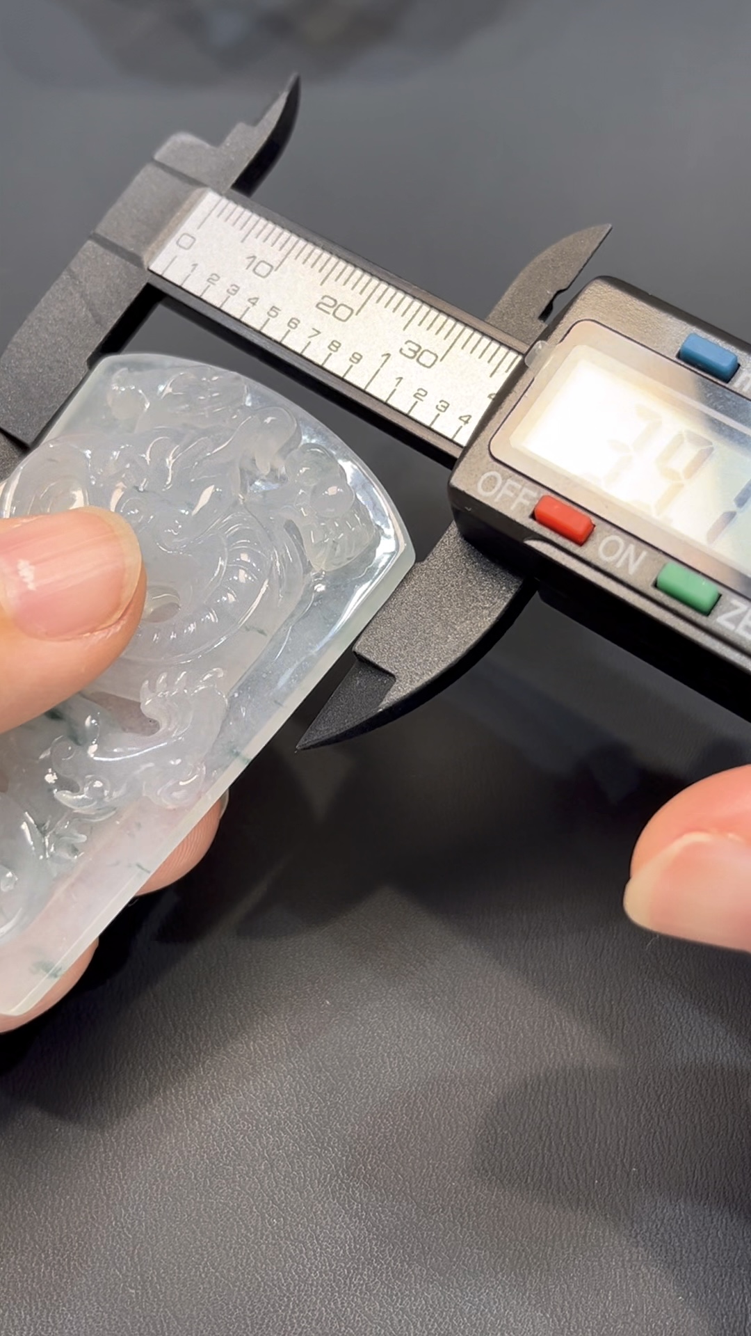 天然翡翠龍牌|質地細膩 × 立體雕刻|編號#578|祥龍護主 × 收藏吉祥物 4 天然翡翠龍牌|質地細膩 × 立體雕刻|編號#578|祥龍護主 × 收藏吉祥物 - Image 4