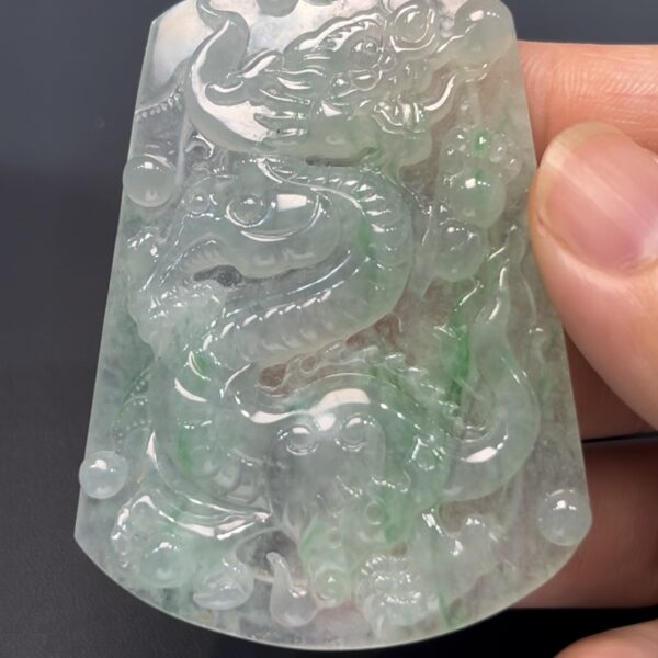天然翡翠龍牌｜淺綠底色 × 立體雕刻｜編號#579｜祥龍護主 × 收藏吉祥物
