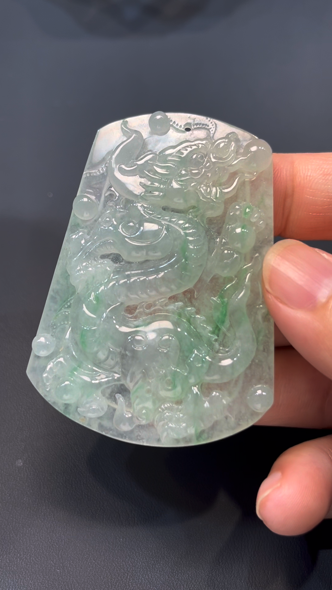 天然翡翠龍牌|淺綠底色 × 立體雕刻|編號#579|祥龍護主 × 收藏吉祥物 2 天然翡翠龍牌|淺綠底色 × 立體雕刻|編號#579|祥龍護主 × 收藏吉祥物 - Image 2