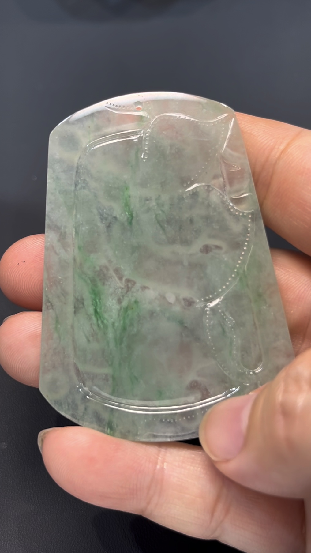 天然翡翠龍牌|淺綠底色 × 立體雕刻|編號#579|祥龍護主 × 收藏吉祥物 3 天然翡翠龍牌|淺綠底色 × 立體雕刻|編號#579|祥龍護主 × 收藏吉祥物 - Image 3