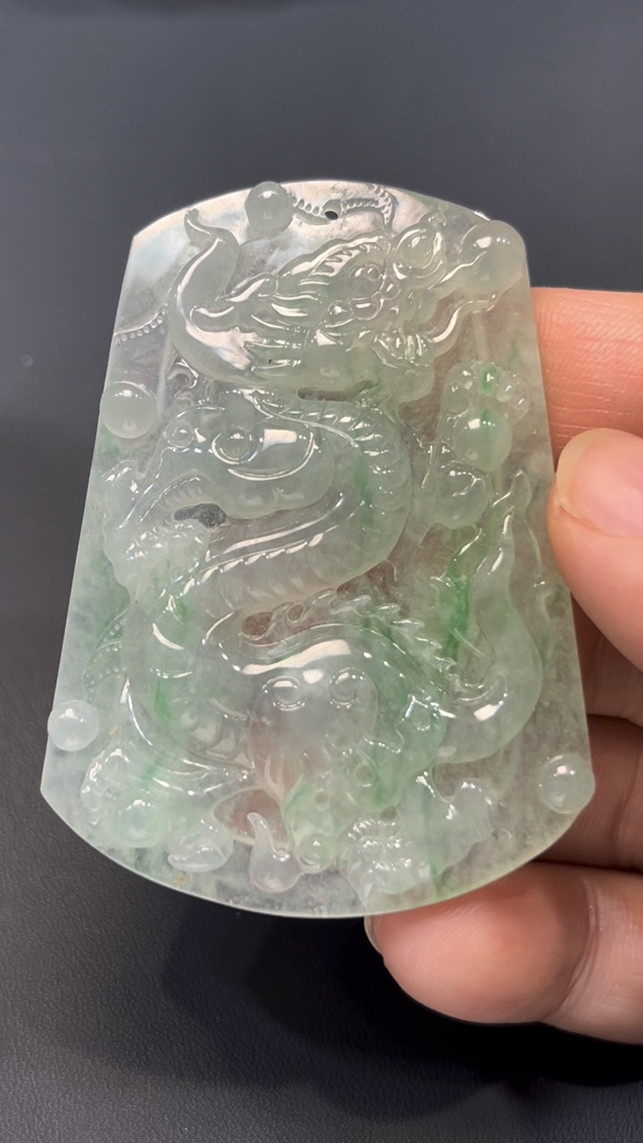 天然翡翠龍牌|淺綠底色 × 立體雕刻|編號#579|祥龍護主 × 收藏吉祥物 4 天然翡翠龍牌|淺綠底色 × 立體雕刻|編號#579|祥龍護主 × 收藏吉祥物 - Image 4