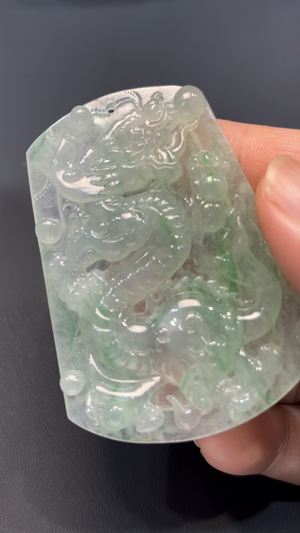天然翡翠龍牌|淺綠底色 × 立體雕刻|編號#579|祥龍護主 × 收藏吉祥物 5 天然翡翠龍牌|淺綠底色 × 立體雕刻|編號#579|祥龍護主 × 收藏吉祥物 - Image 5