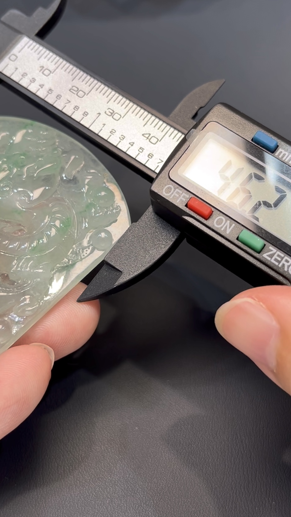 天然翡翠龍牌|淺綠底色 × 立體雕刻|編號#579|祥龍護主 × 收藏吉祥物 7 天然翡翠龍牌|淺綠底色 × 立體雕刻|編號#579|祥龍護主 × 收藏吉祥物 - Image 7