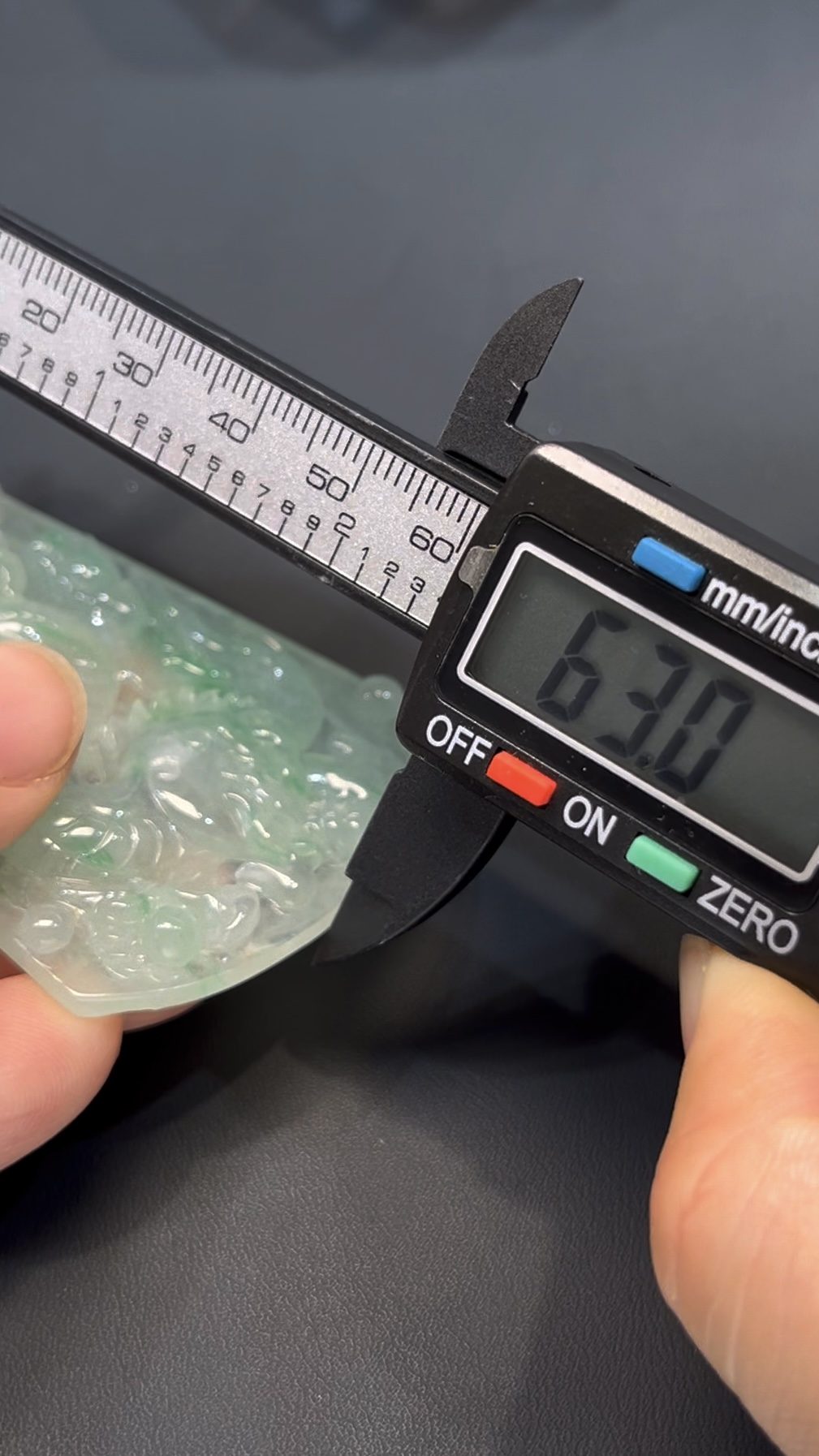 天然翡翠龍牌|淺綠底色 × 立體雕刻|編號#579|祥龍護主 × 收藏吉祥物 8 天然翡翠龍牌|淺綠底色 × 立體雕刻|編號#579|祥龍護主 × 收藏吉祥物 - Image 8