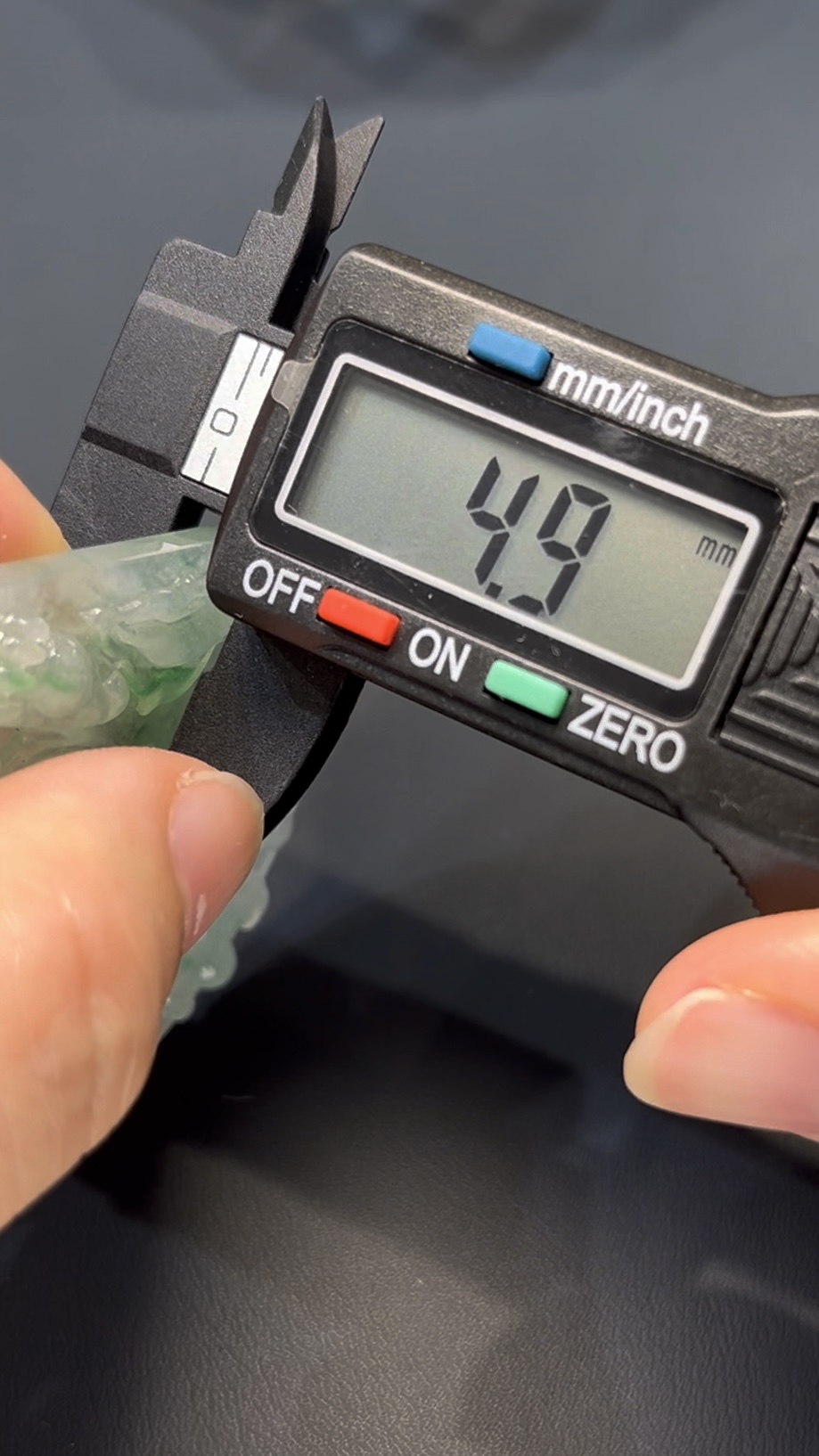 天然翡翠龍牌|淺綠底色 × 立體雕刻|編號#579|祥龍護主 × 收藏吉祥物 9 天然翡翠龍牌|淺綠底色 × 立體雕刻|編號#579|祥龍護主 × 收藏吉祥物 - Image 9