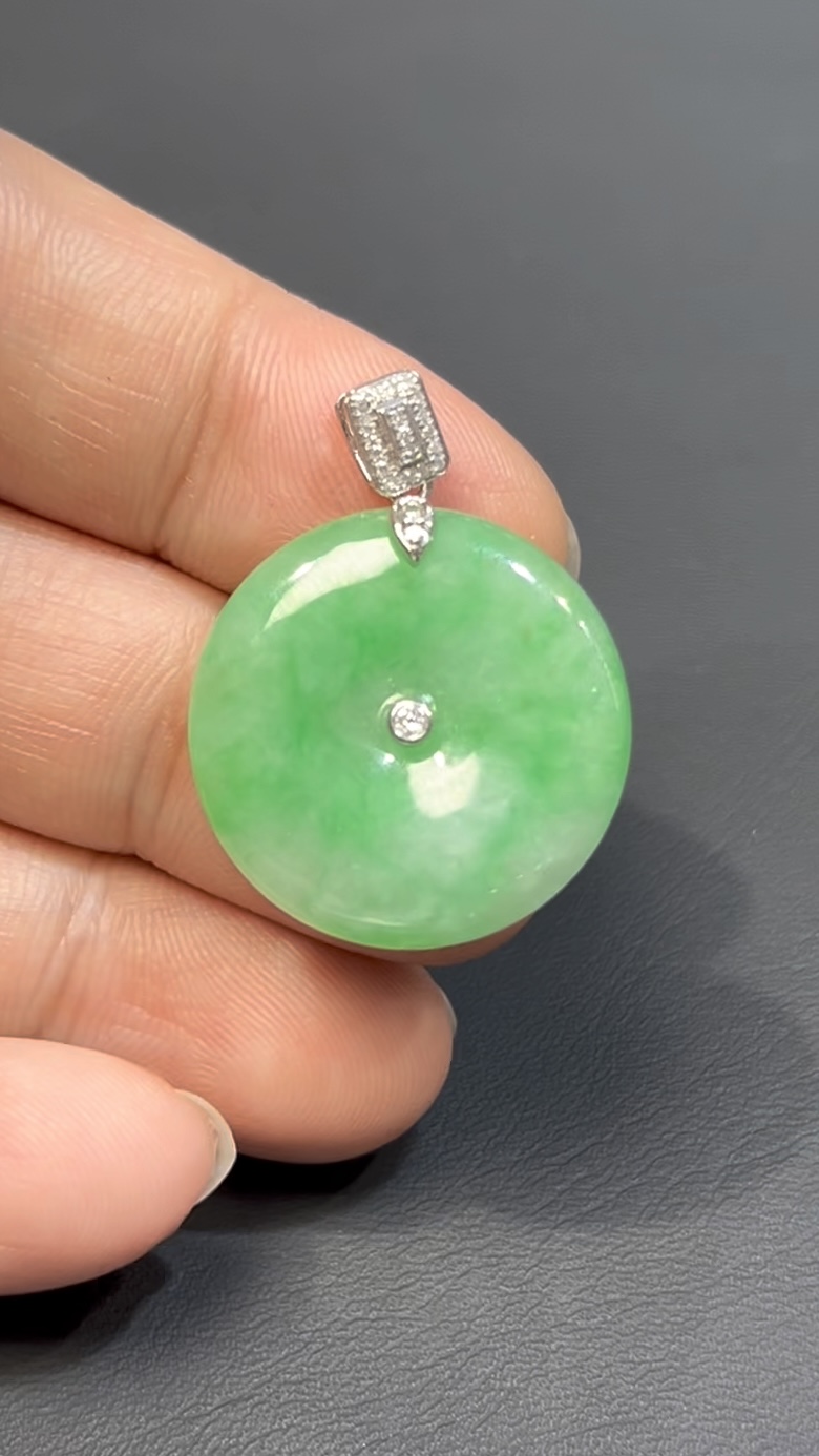 天然翡翠平安扣|綠色翡翠 × 18K白金扣|編號#581|簡約吉祥 × 日常佩戴首選 1 天然翡翠平安扣|綠色翡翠 × 18K白金扣|編號#581|簡約吉祥 × 日常佩戴首選