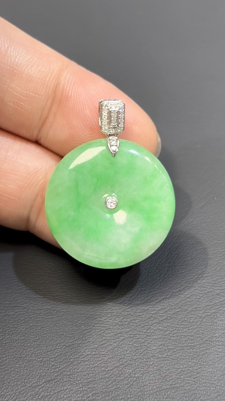 天然翡翠平安扣|綠色翡翠 × 18K白金扣|編號#581|簡約吉祥 × 日常佩戴首選 2 天然翡翠平安扣|綠色翡翠 × 18K白金扣|編號#581|簡約吉祥 × 日常佩戴首選 - Image 2