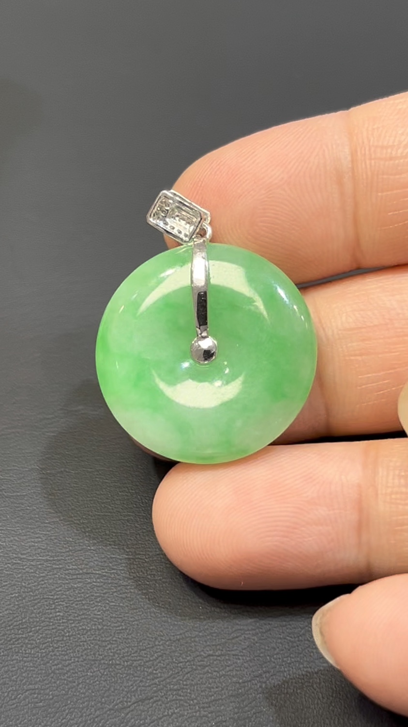 天然翡翠平安扣|綠色翡翠 × 18K白金扣|編號#581|簡約吉祥 × 日常佩戴首選 3 天然翡翠平安扣|綠色翡翠 × 18K白金扣|編號#581|簡約吉祥 × 日常佩戴首選 - Image 3