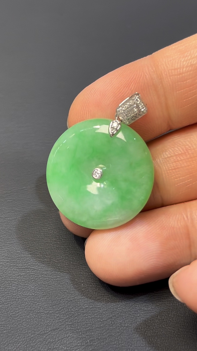 天然翡翠平安扣|綠色翡翠 × 18K白金扣|編號#581|簡約吉祥 × 日常佩戴首選 4 天然翡翠平安扣|綠色翡翠 × 18K白金扣|編號#581|簡約吉祥 × 日常佩戴首選 - Image 4