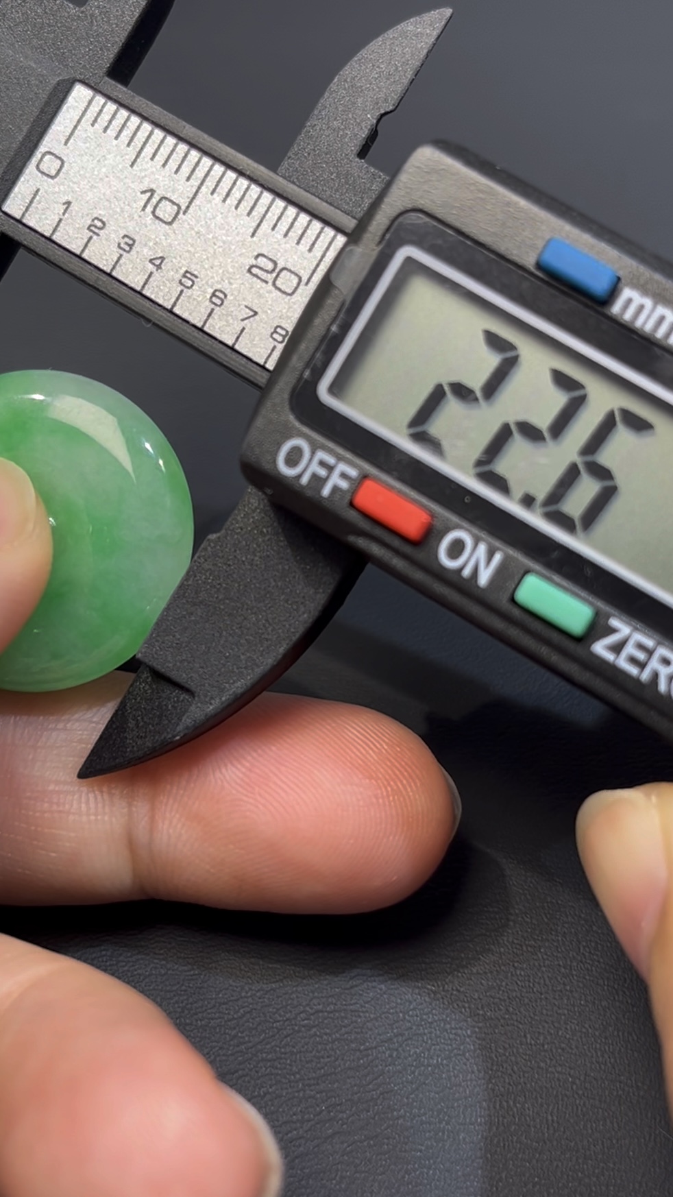 天然翡翠平安扣|綠色翡翠 × 18K白金扣|編號#581|簡約吉祥 × 日常佩戴首選 6 天然翡翠平安扣|綠色翡翠 × 18K白金扣|編號#581|簡約吉祥 × 日常佩戴首選 - Image 6