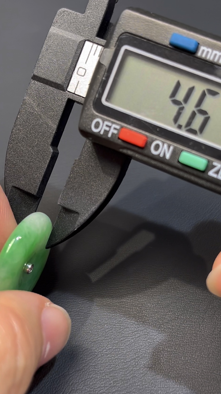 天然翡翠平安扣|綠色翡翠 × 18K白金扣|編號#581|簡約吉祥 × 日常佩戴首選 7 天然翡翠平安扣|綠色翡翠 × 18K白金扣|編號#581|簡約吉祥 × 日常佩戴首選 - Image 7