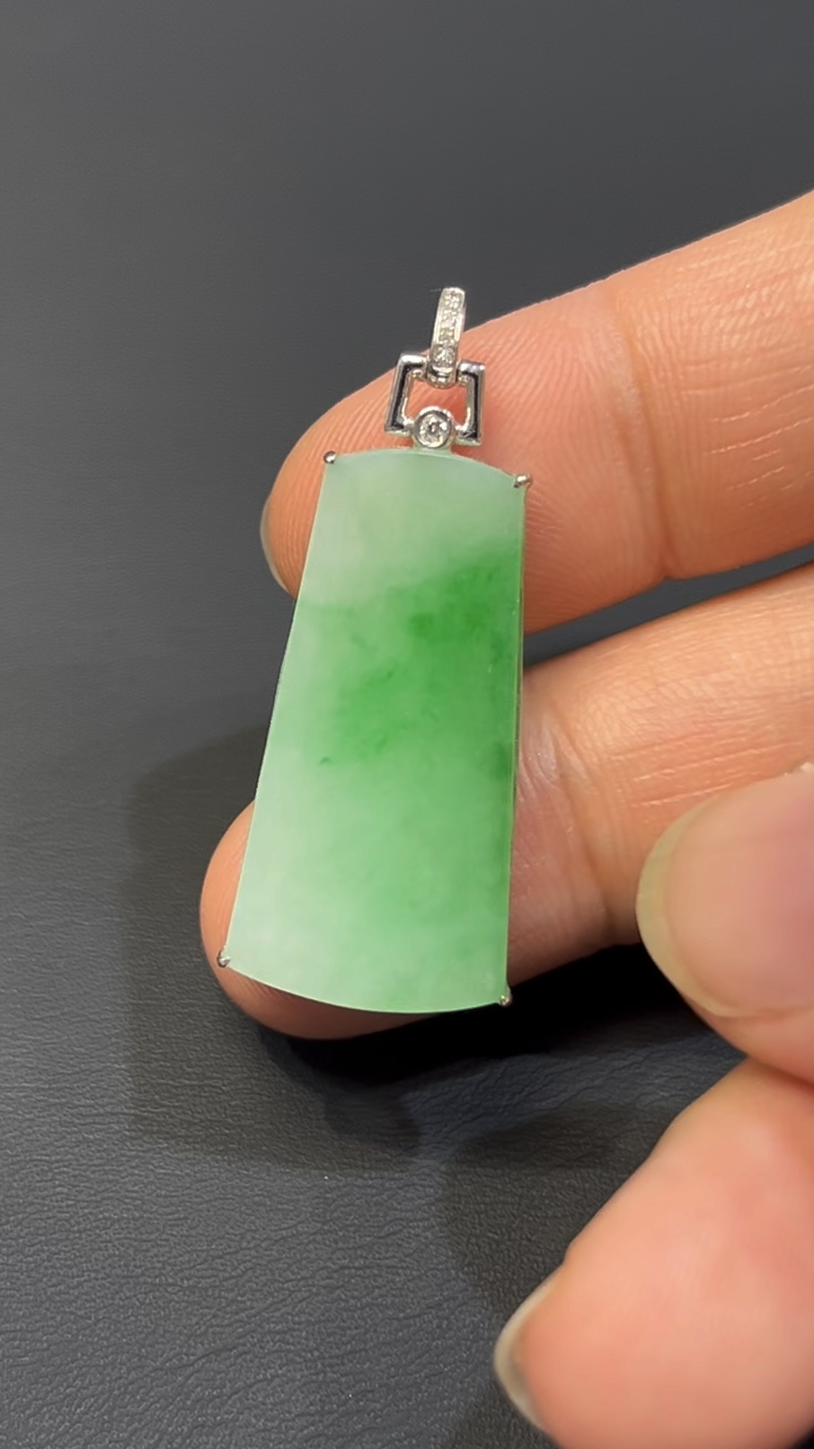 天然翡翠無事牌|綠色翡翠 × 18K白金扣|編號#582|平安無事 × 簡約高雅守護牌 4 天然翡翠無事牌|綠色翡翠 × 18K白金扣|編號#582|平安無事 × 簡約高雅守護牌 - Image 4