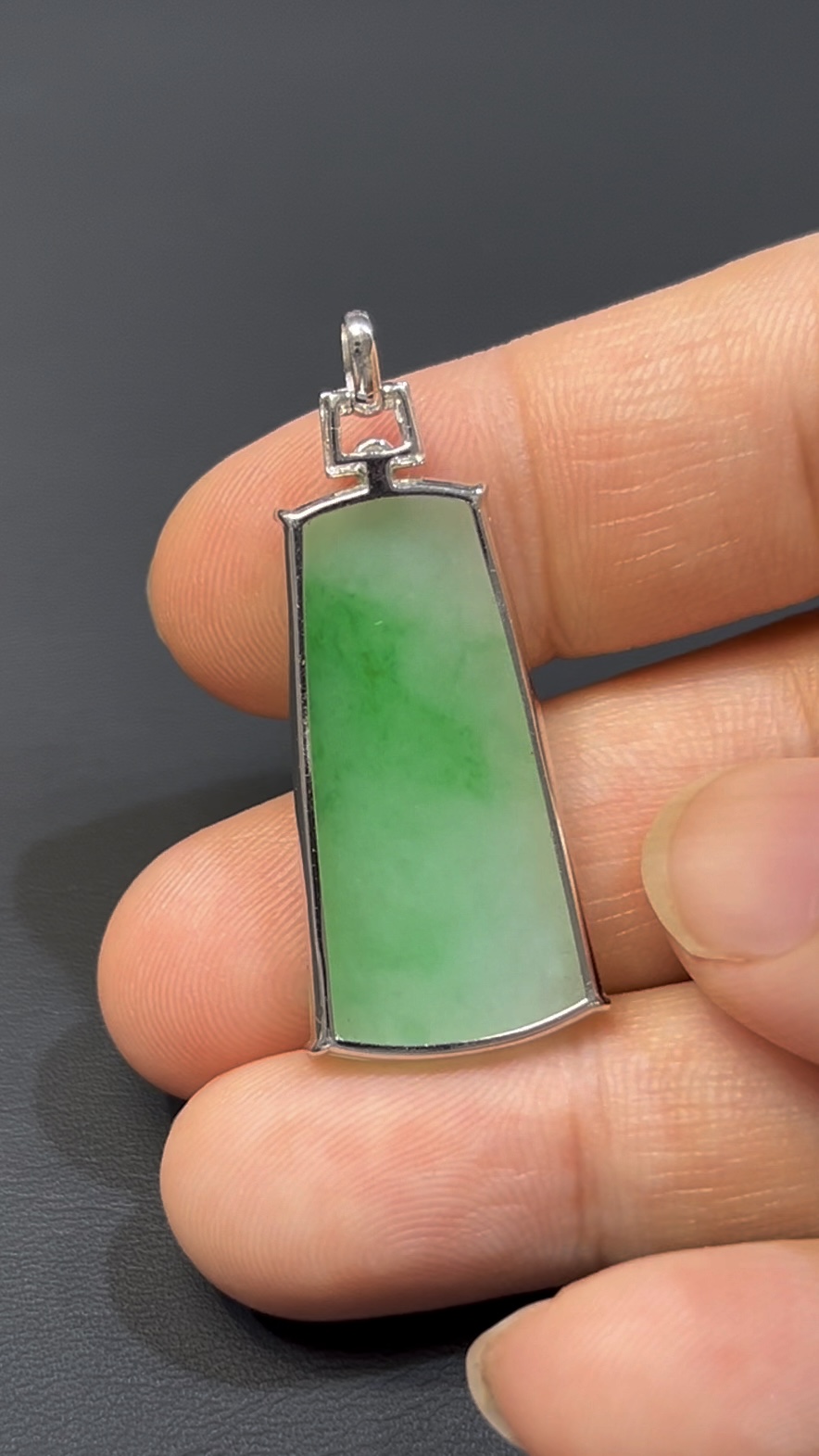 天然翡翠無事牌|綠色翡翠 × 18K白金扣|編號#582|平安無事 × 簡約高雅守護牌 5 天然翡翠無事牌|綠色翡翠 × 18K白金扣|編號#582|平安無事 × 簡約高雅守護牌 - Image 5
