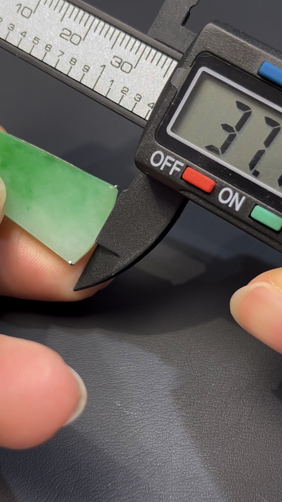 天然翡翠無事牌|綠色翡翠 × 18K白金扣|編號#582|平安無事 × 簡約高雅守護牌 6 天然翡翠無事牌|綠色翡翠 × 18K白金扣|編號#582|平安無事 × 簡約高雅守護牌 - Image 6