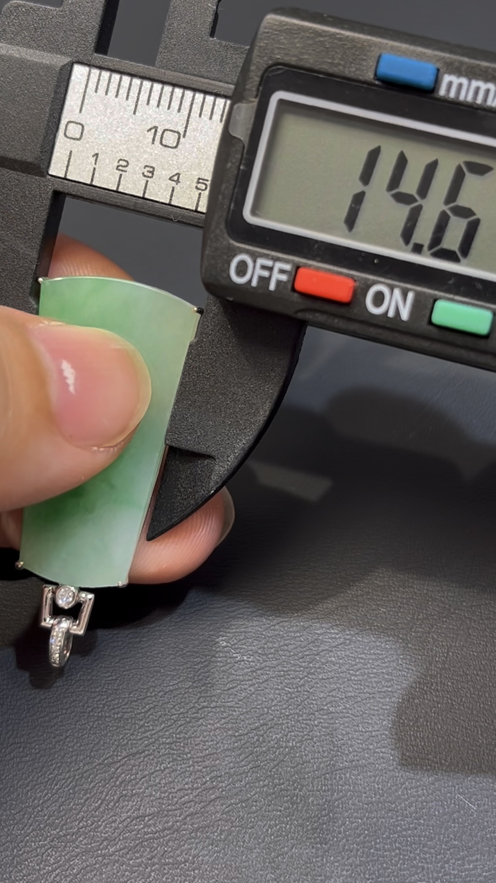 天然翡翠無事牌|綠色翡翠 × 18K白金扣|編號#582|平安無事 × 簡約高雅守護牌 7 天然翡翠無事牌|綠色翡翠 × 18K白金扣|編號#582|平安無事 × 簡約高雅守護牌 - Image 7