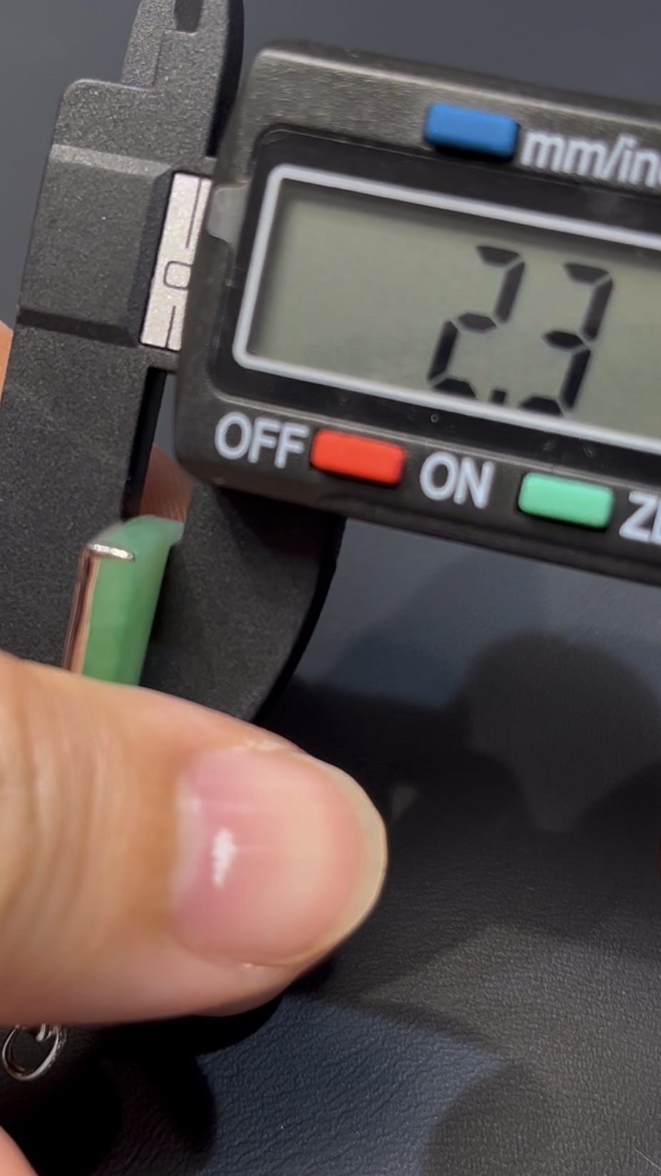 天然翡翠無事牌|綠色翡翠 × 18K白金扣|編號#582|平安無事 × 簡約高雅守護牌 8 天然翡翠無事牌|綠色翡翠 × 18K白金扣|編號#582|平安無事 × 簡約高雅守護牌 - Image 8