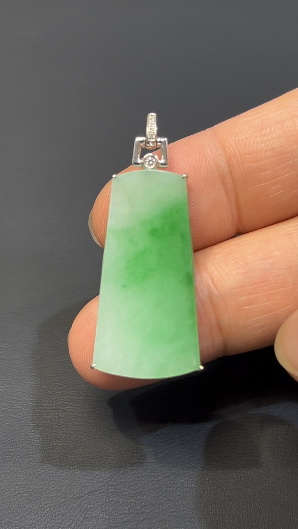 天然翡翠無事牌|綠色翡翠 × 18K白金扣|編號#582|平安無事 × 簡約高雅守護牌 3 天然翡翠無事牌|綠色翡翠 × 18K白金扣|編號#582|平安無事 × 簡約高雅守護牌 - Image 3
