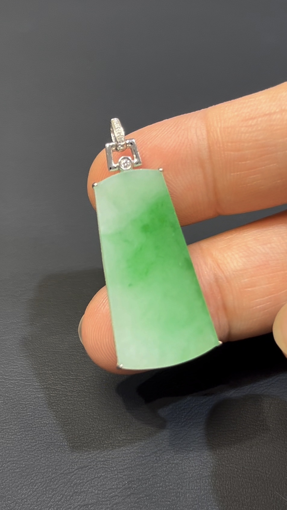 天然翡翠無事牌|綠色翡翠 × 18K白金扣|編號#582|平安無事 × 簡約高雅守護牌 2 天然翡翠無事牌|綠色翡翠 × 18K白金扣|編號#582|平安無事 × 簡約高雅守護牌 - Image 2