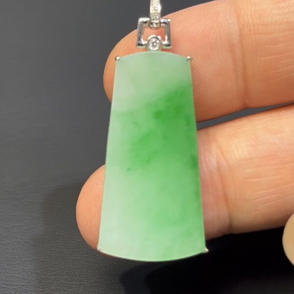 天然翡翠無事牌｜綠色翡翠 × 18K白金扣｜編號#582｜平安無事 × 簡約高雅守護牌