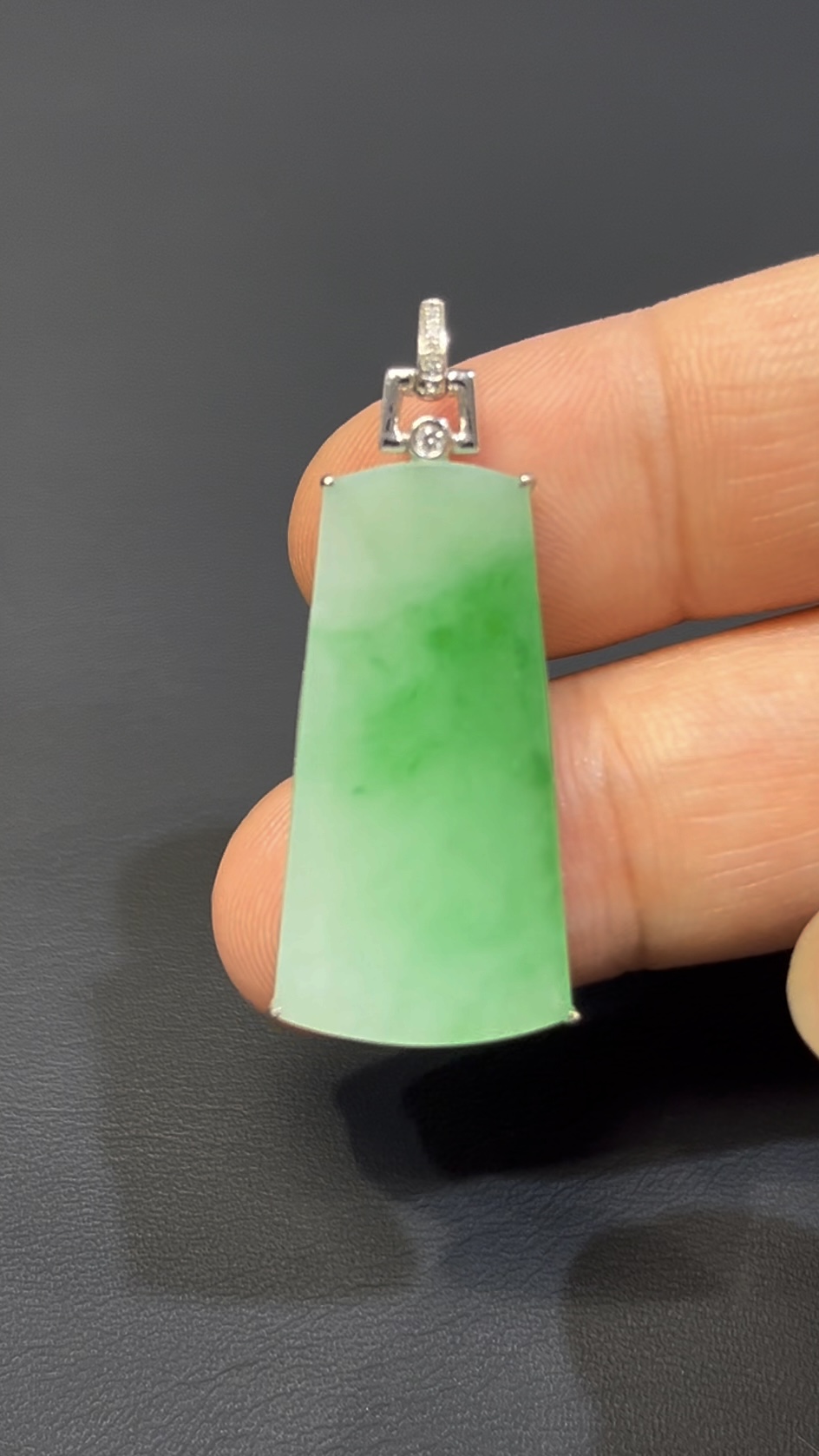 天然翡翠無事牌|綠色翡翠 × 18K白金扣|編號#582|平安無事 × 簡約高雅守護牌 1 天然翡翠無事牌|綠色翡翠 × 18K白金扣|編號#582|平安無事 × 簡約高雅守護牌