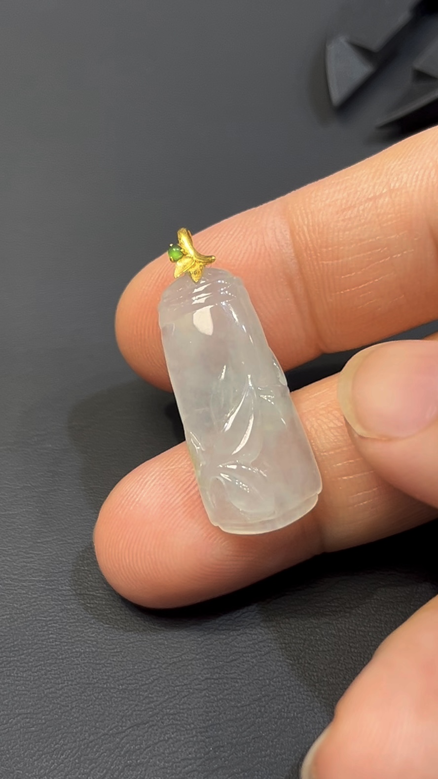 天然白翡翠竹節吊墜|編號#584|18K黃金扣|節節高升 × 吉祥寓意 × 翡翠精品推薦 4 天然白翡翠竹節吊墜|編號#584|18K黃金扣|節節高升 × 吉祥寓意 × 翡翠精品推薦 - Image 4