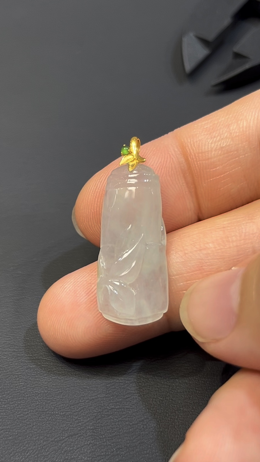 天然白翡翠竹節吊墜|編號#584|18K黃金扣|節節高升 × 吉祥寓意 × 翡翠精品推薦 5 天然白翡翠竹節吊墜|編號#584|18K黃金扣|節節高升 × 吉祥寓意 × 翡翠精品推薦 - Image 5