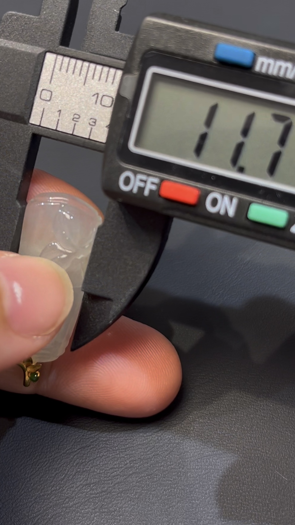 天然白翡翠竹節吊墜|編號#584|18K黃金扣|節節高升 × 吉祥寓意 × 翡翠精品推薦 7 天然白翡翠竹節吊墜|編號#584|18K黃金扣|節節高升 × 吉祥寓意 × 翡翠精品推薦 - Image 7