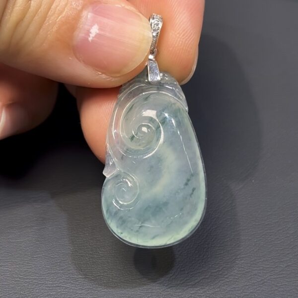 天然飄綠花翡翠如意吊墜｜編號#585｜18K白金扣｜事事如意 × 翡翠精品 × 吉祥寓意推薦