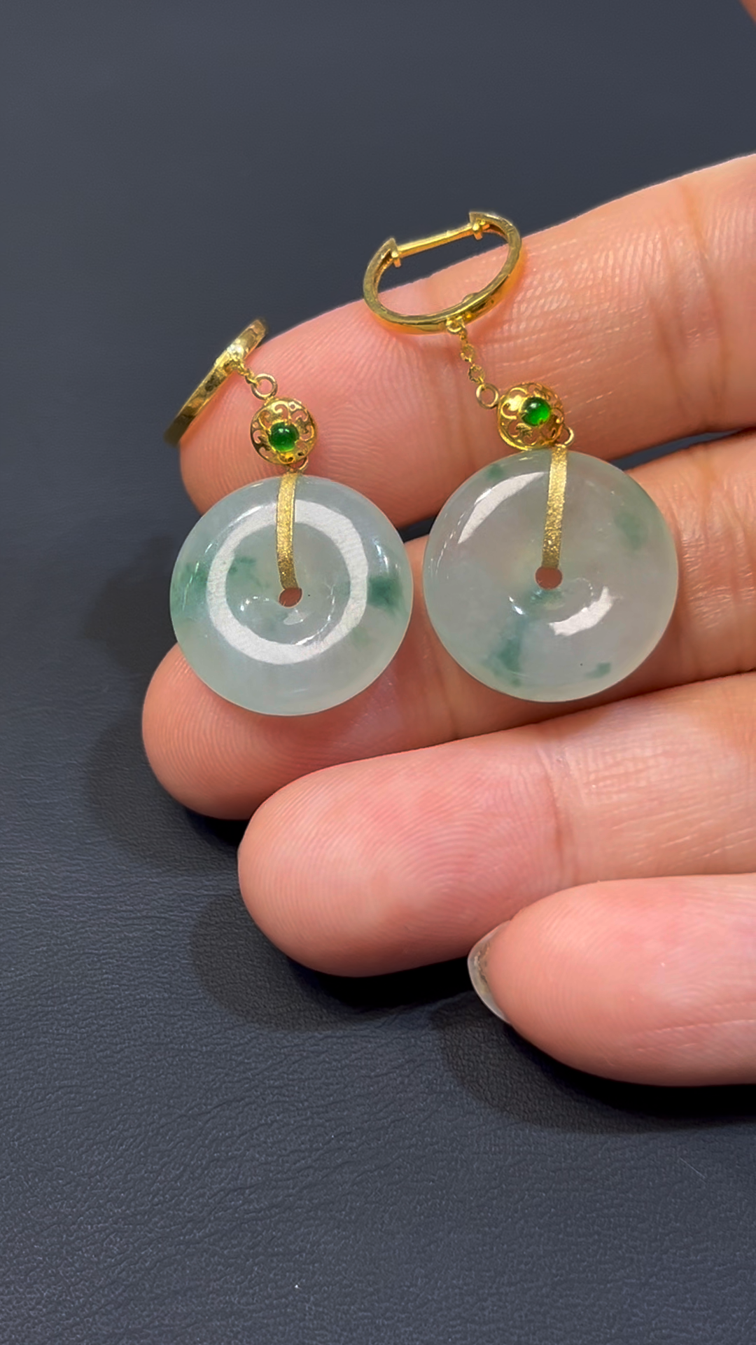 天然飄綠花翡翠平安扣耳環|18K黃金扣|平安吉祥 × 翡翠耳環推薦 × 飄綠花精品 編號#586 2 天然飄綠花翡翠平安扣耳環|18K黃金扣|平安吉祥 × 翡翠耳環推薦 × 飄綠花精品 編號#586 - Image 2