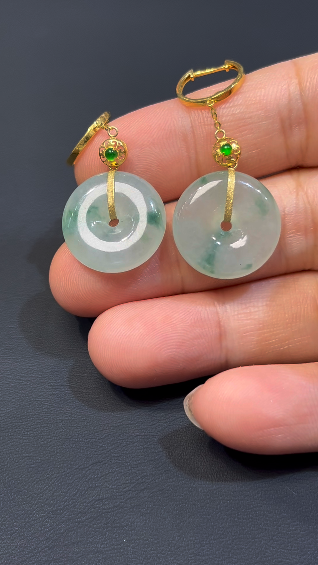 天然飄綠花翡翠平安扣耳環|18K黃金扣|平安吉祥 × 翡翠耳環推薦 × 飄綠花精品 編號#586 4 天然飄綠花翡翠平安扣耳環|18K黃金扣|平安吉祥 × 翡翠耳環推薦 × 飄綠花精品 編號#586 - Image 4