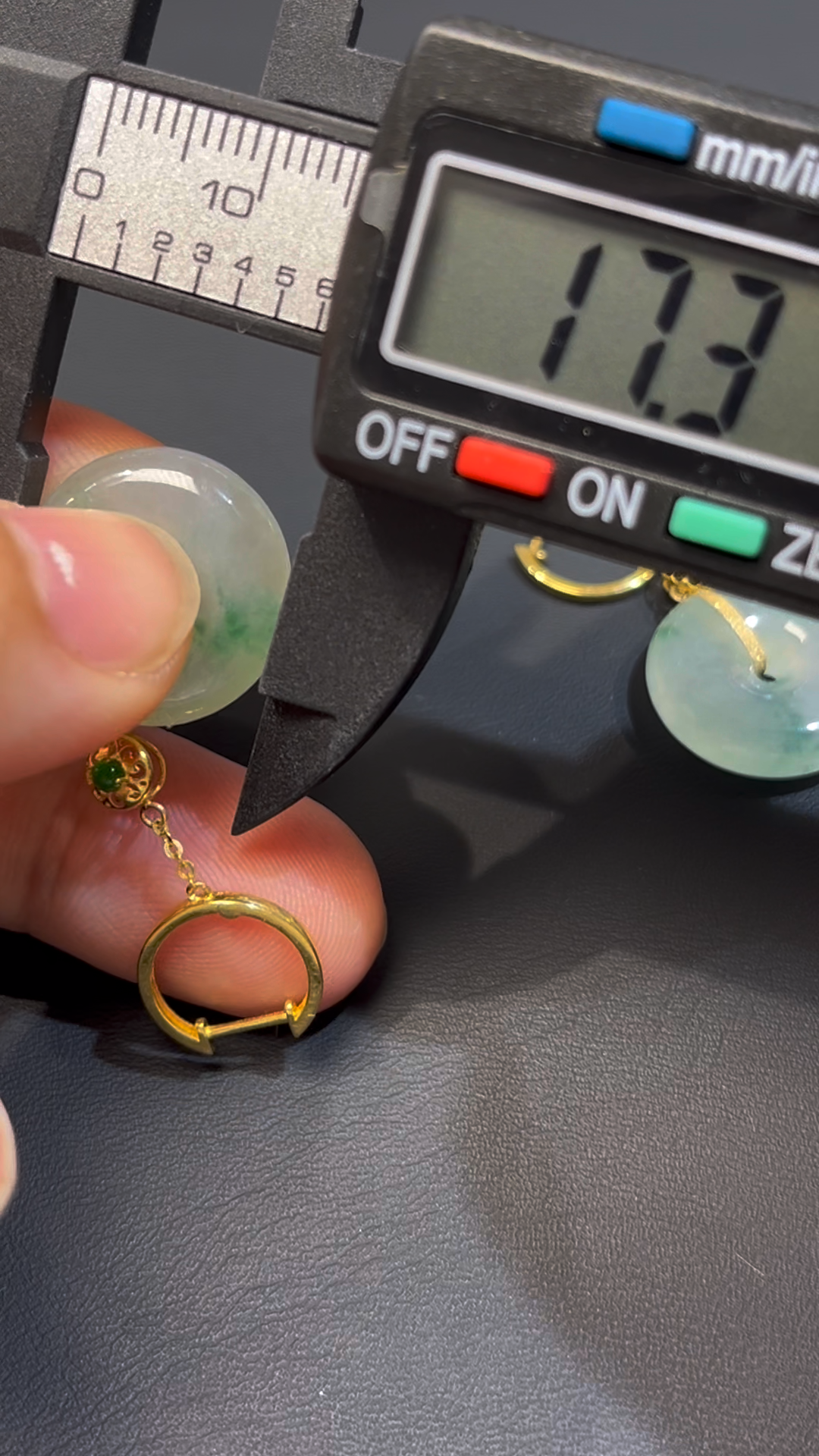 天然飄綠花翡翠平安扣耳環|18K黃金扣|平安吉祥 × 翡翠耳環推薦 × 飄綠花精品 編號#586 6 天然飄綠花翡翠平安扣耳環|18K黃金扣|平安吉祥 × 翡翠耳環推薦 × 飄綠花精品 編號#586 - Image 6