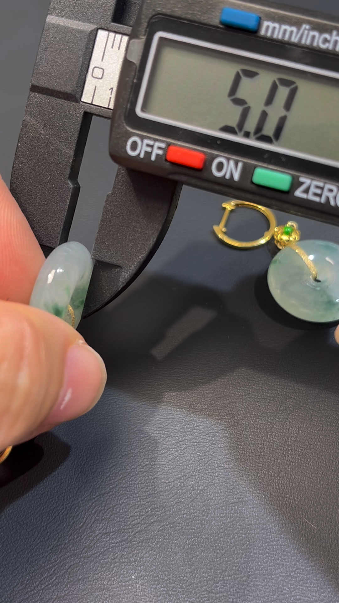 天然飄綠花翡翠平安扣耳環|18K黃金扣|平安吉祥 × 翡翠耳環推薦 × 飄綠花精品 編號#586 7 天然飄綠花翡翠平安扣耳環|18K黃金扣|平安吉祥 × 翡翠耳環推薦 × 飄綠花精品 編號#586 - Image 7