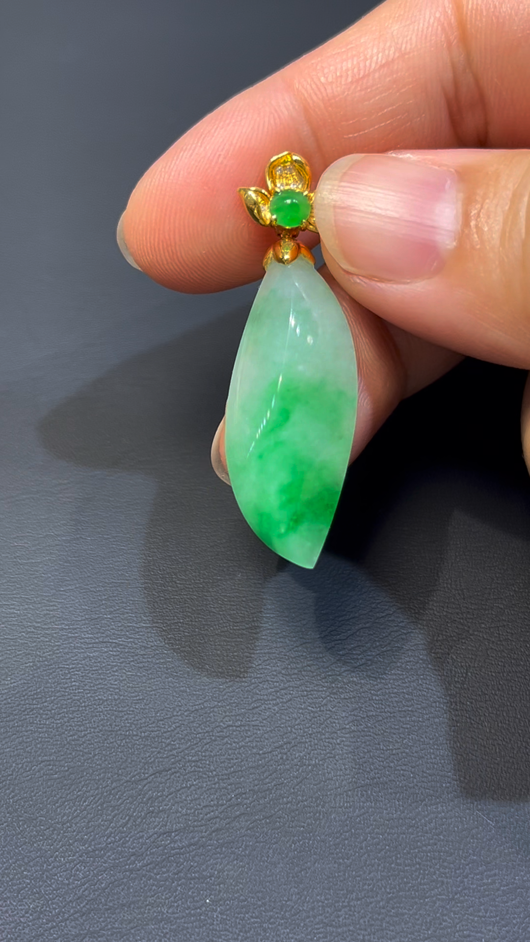 天然飄陽綠翡翠隨形吊墜|編號#587|18K黃金扣|靈動自然 × 個性設計 × 翡翠吊墜推薦 2 天然飄陽綠翡翠隨形吊墜|編號#587|18K黃金扣|靈動自然 × 個性設計 × 翡翠吊墜推薦 - Image 2