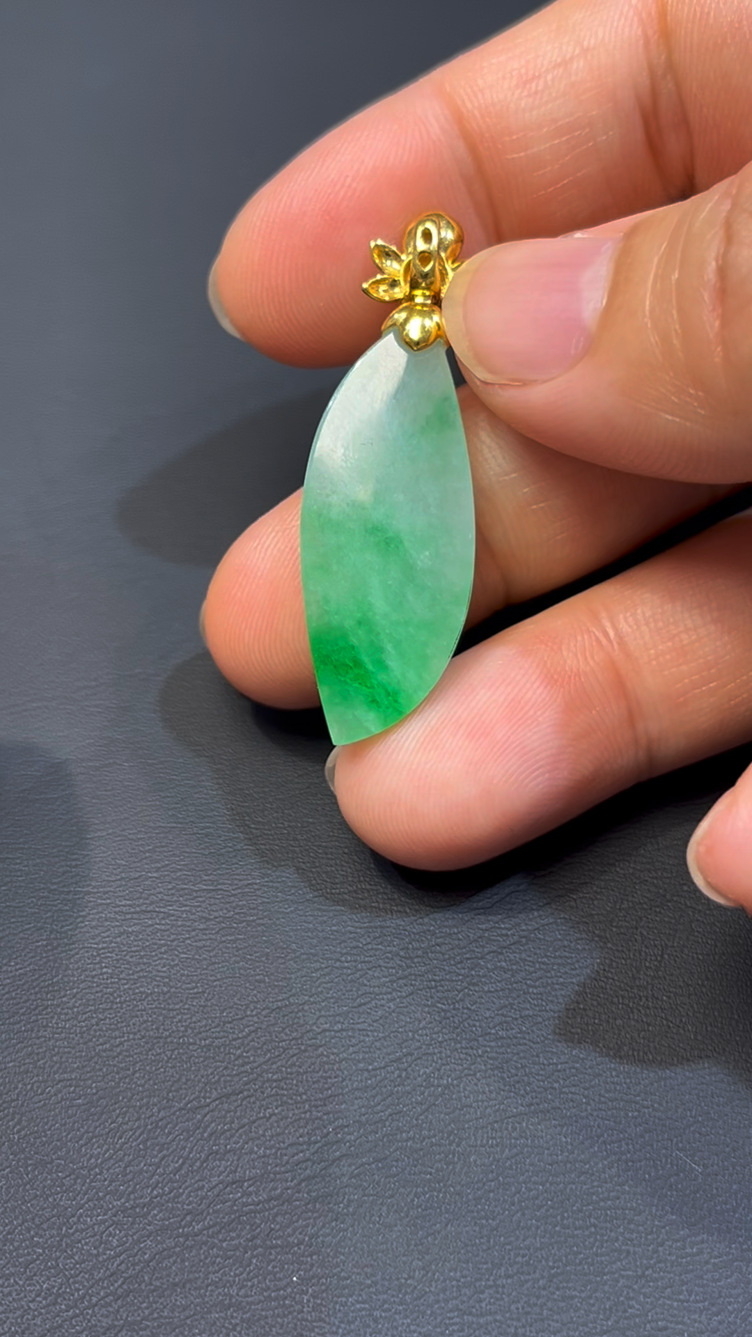 天然飄陽綠翡翠隨形吊墜|編號#587|18K黃金扣|靈動自然 × 個性設計 × 翡翠吊墜推薦 3 天然飄陽綠翡翠隨形吊墜|編號#587|18K黃金扣|靈動自然 × 個性設計 × 翡翠吊墜推薦 - Image 3