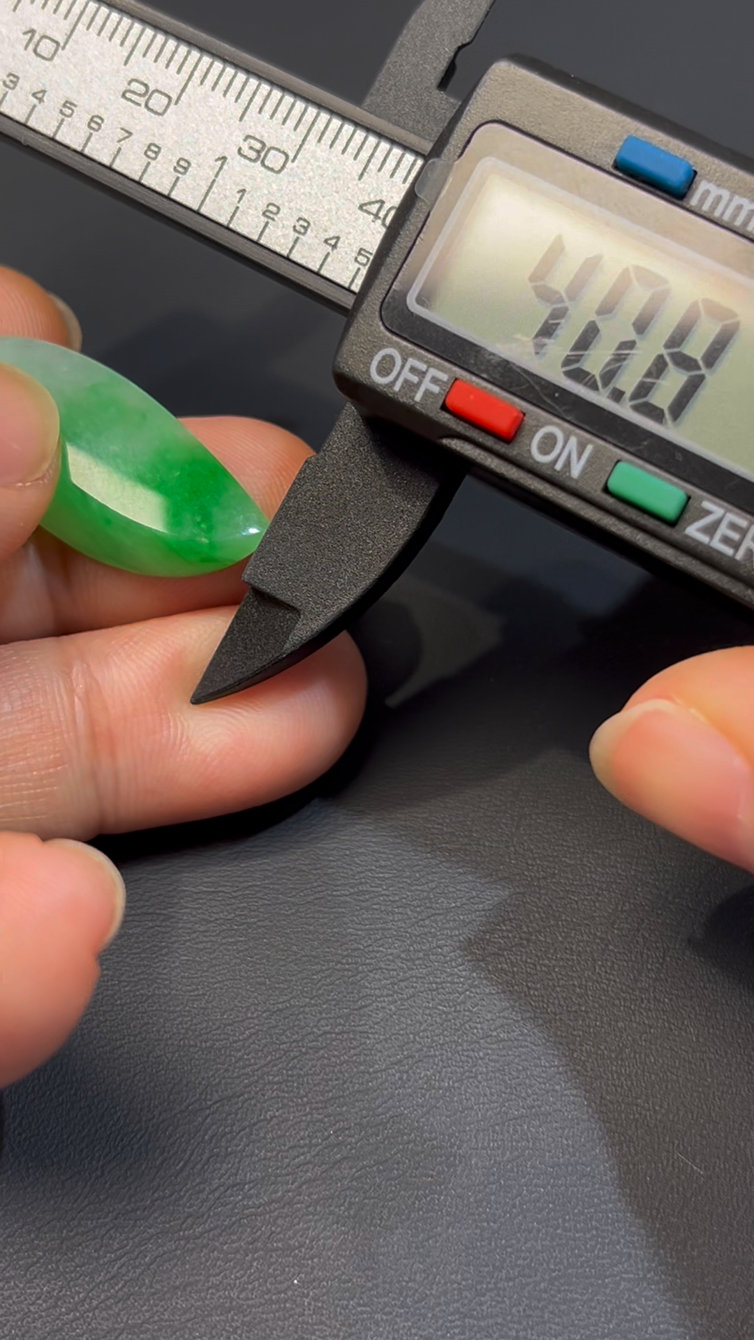 天然飄陽綠翡翠隨形吊墜|編號#587|18K黃金扣|靈動自然 × 個性設計 × 翡翠吊墜推薦 4 天然飄陽綠翡翠隨形吊墜|編號#587|18K黃金扣|靈動自然 × 個性設計 × 翡翠吊墜推薦 - Image 4