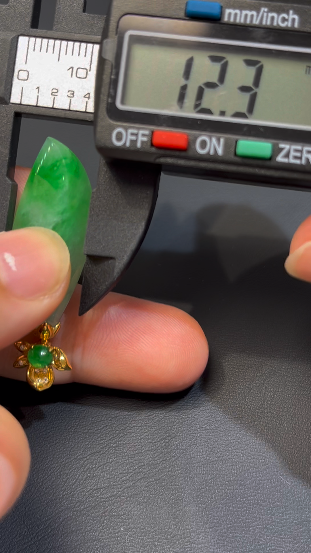 天然飄陽綠翡翠隨形吊墜|編號#587|18K黃金扣|靈動自然 × 個性設計 × 翡翠吊墜推薦 5 天然飄陽綠翡翠隨形吊墜|編號#587|18K黃金扣|靈動自然 × 個性設計 × 翡翠吊墜推薦 - Image 5