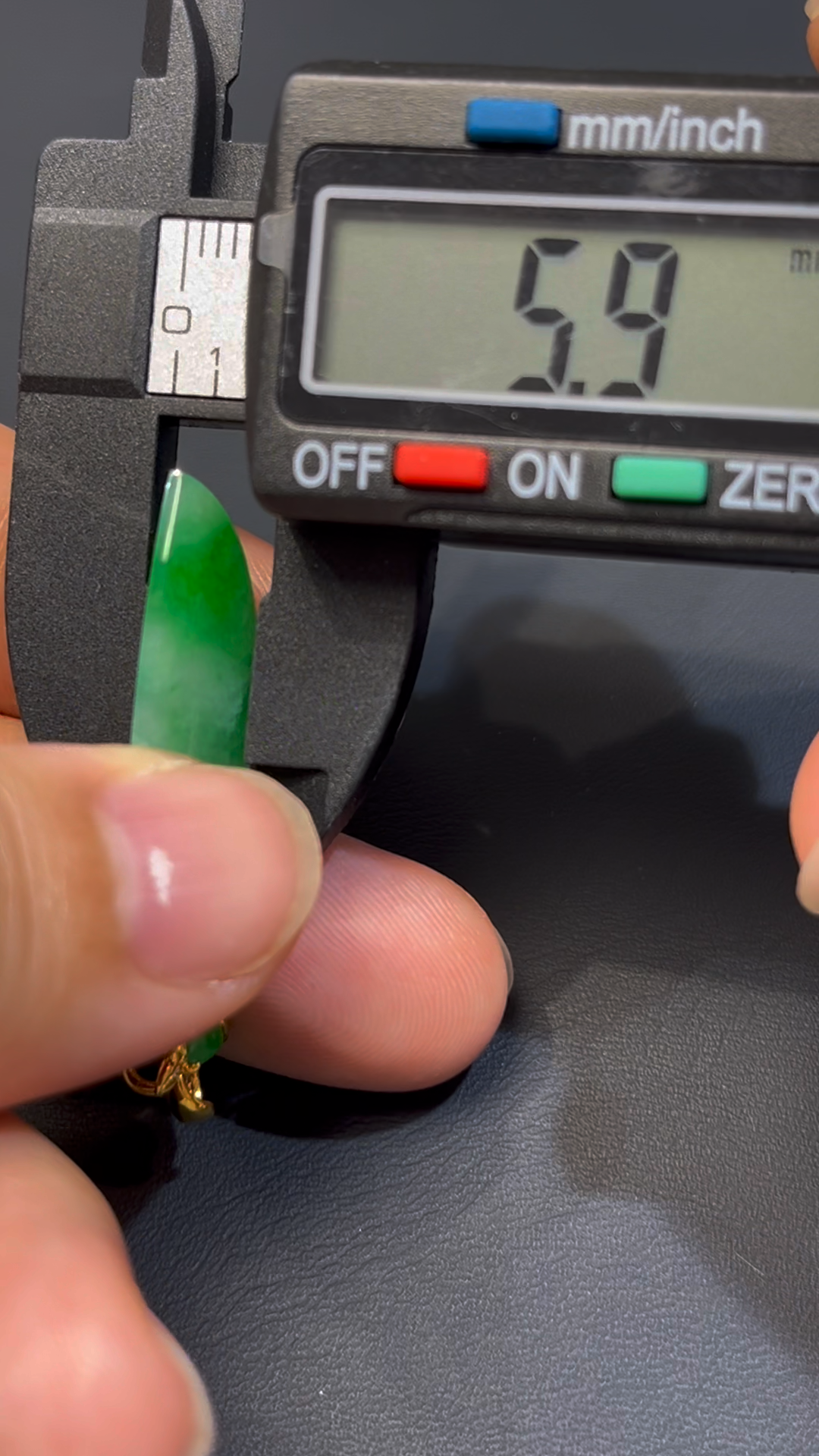 天然飄陽綠翡翠隨形吊墜|編號#587|18K黃金扣|靈動自然 × 個性設計 × 翡翠吊墜推薦 6 天然飄陽綠翡翠隨形吊墜|編號#587|18K黃金扣|靈動自然 × 個性設計 × 翡翠吊墜推薦 - Image 6