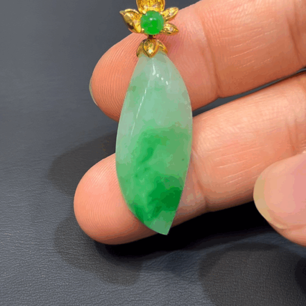 天然飄陽綠翡翠隨形吊墜｜編號#587｜18K黃金扣｜靈動自然 × 個性設計 × 翡翠吊墜推薦