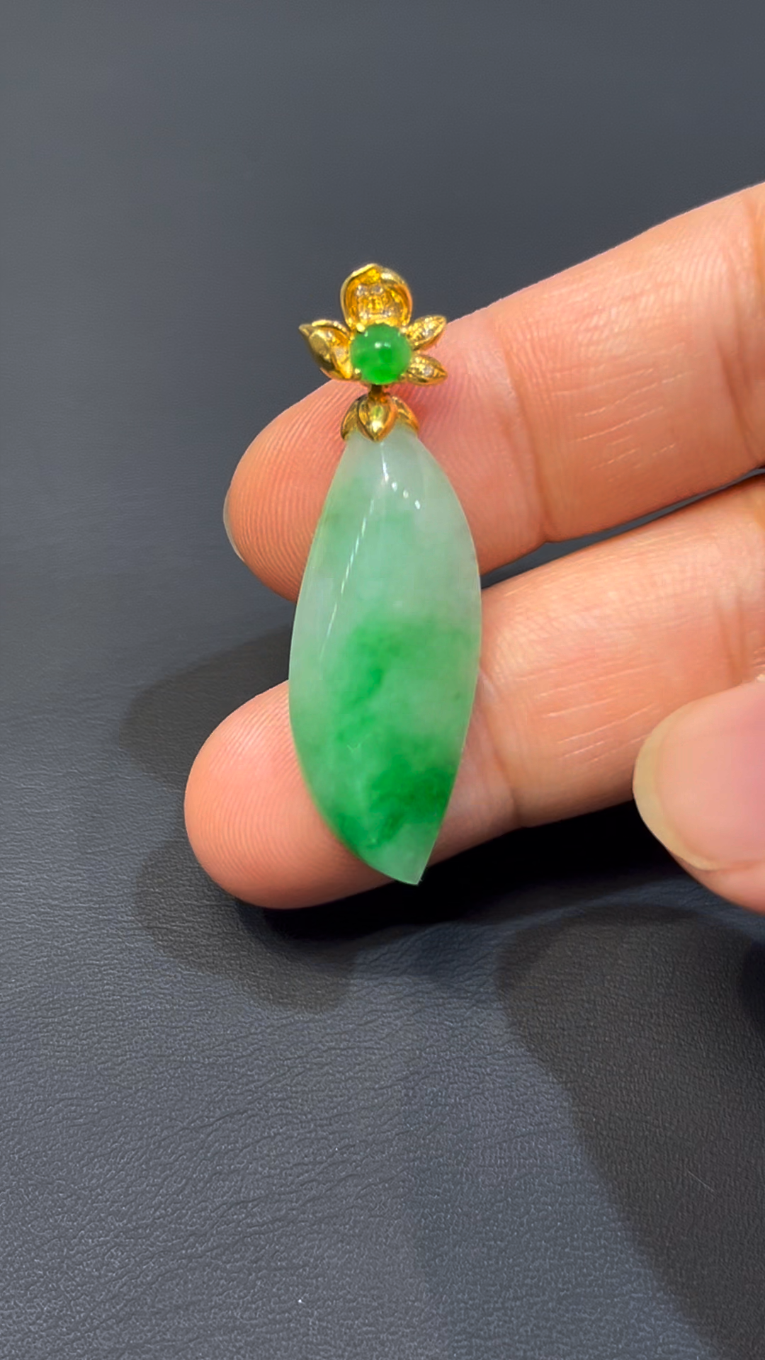 天然飄陽綠翡翠隨形吊墜|編號#587|18K黃金扣|靈動自然 × 個性設計 × 翡翠吊墜推薦 1 天然飄陽綠翡翠隨形吊墜|編號#587|18K黃金扣|靈動自然 × 個性設計 × 翡翠吊墜推薦