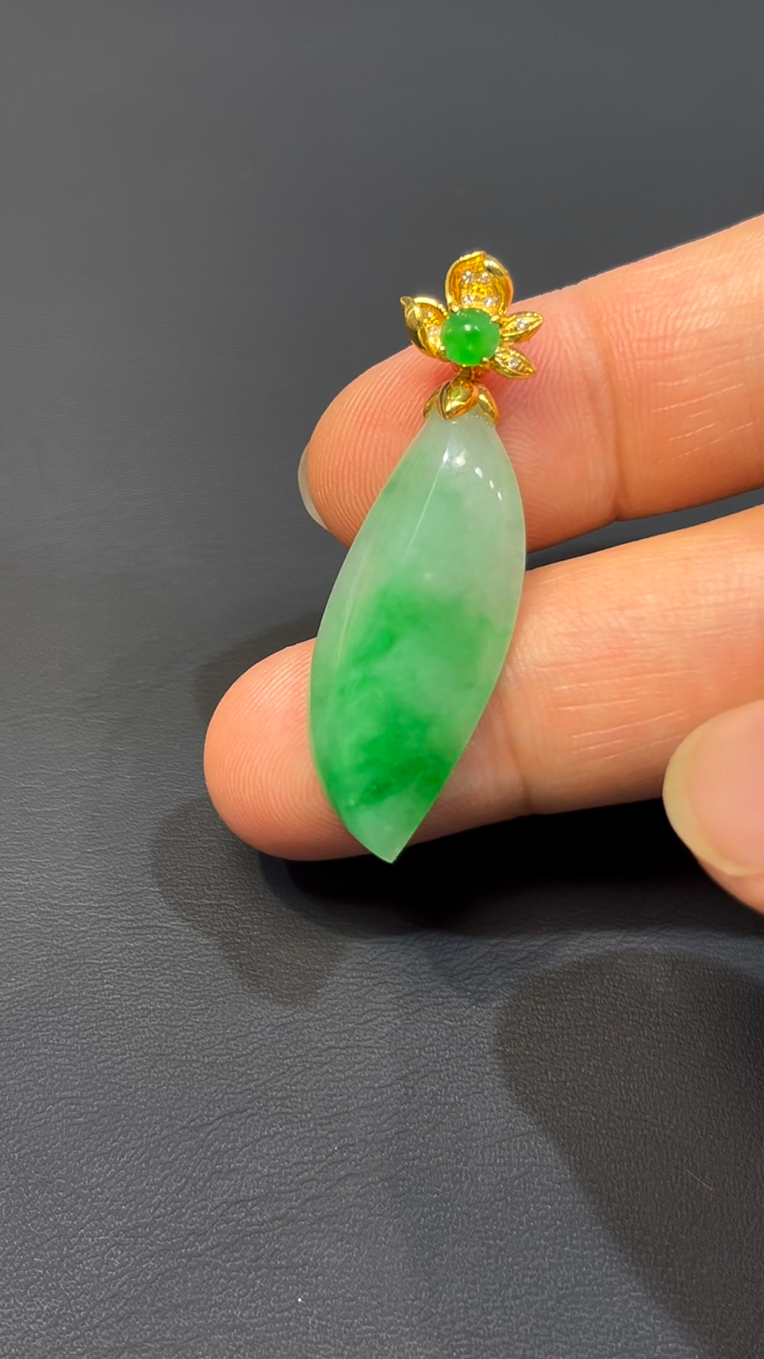 天然飄陽綠翡翠隨形吊墜|編號#587|18K黃金扣|靈動自然 × 個性設計 × 翡翠吊墜推薦 8 天然飄陽綠翡翠隨形吊墜|編號#587|18K黃金扣|靈動自然 × 個性設計 × 翡翠吊墜推薦 - Image 8