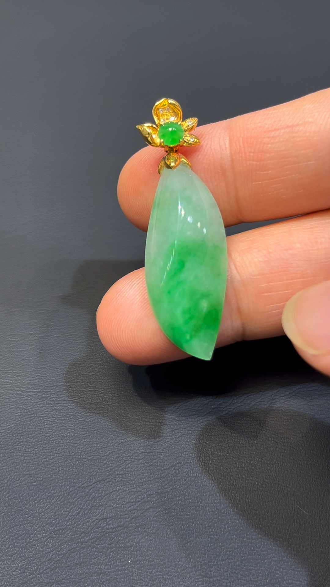 天然飄陽綠翡翠隨形吊墜|編號#587|18K黃金扣|靈動自然 × 個性設計 × 翡翠吊墜推薦 9 天然飄陽綠翡翠隨形吊墜|編號#587|18K黃金扣|靈動自然 × 個性設計 × 翡翠吊墜推薦 - Image 9