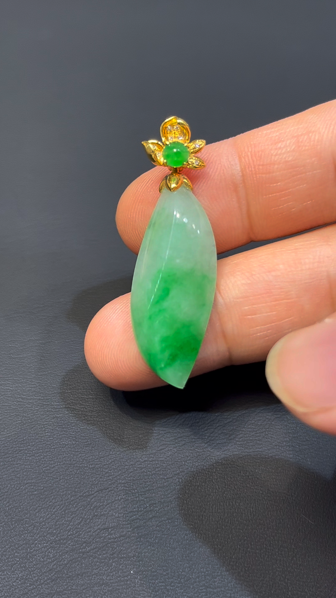 天然飄陽綠翡翠隨形吊墜|編號#587|18K黃金扣|靈動自然 × 個性設計 × 翡翠吊墜推薦 10 天然飄陽綠翡翠隨形吊墜|編號#587|18K黃金扣|靈動自然 × 個性設計 × 翡翠吊墜推薦 - Image 10