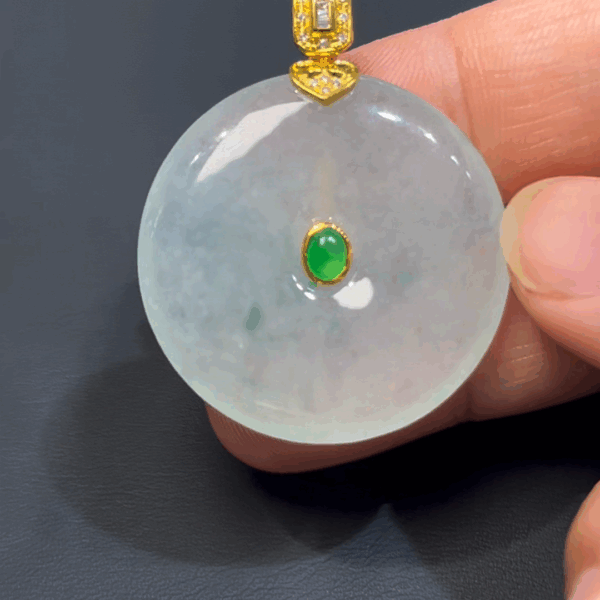 天然白翡翠平安扣吊墜｜編號#588｜綠色蛋面點綴 × 18K黃金扣｜圓滿守護 × 翡翠精品推薦