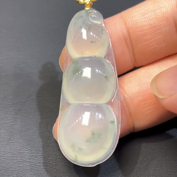 天然飄綠花翡翠福豆吊墜｜編號#589｜綠色蛋面點綴 × 18K黃金扣｜福氣連連 × 翡翠吉祥飾品推薦