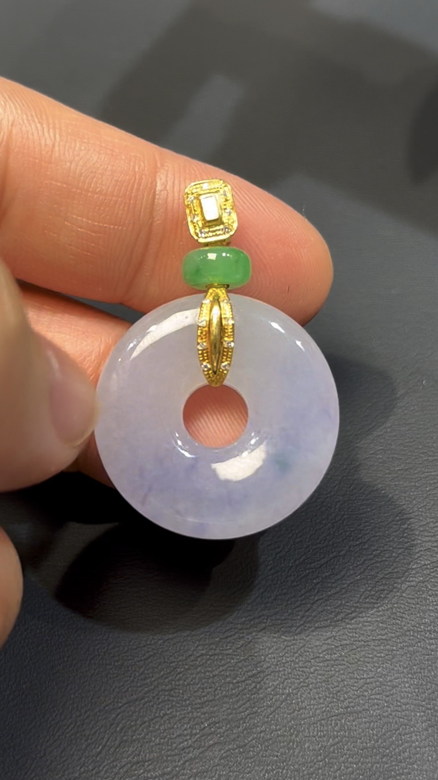 紫羅蘭翡翠平安環吊墜|編號#590|天然翡翠 × 18K黃金扣|圓滿平安 × 高貴典雅翡翠推薦 1 紫羅蘭翡翠平安環吊墜|編號#590|天然翡翠 × 18K黃金扣|圓滿平安 × 高貴典雅翡翠推薦