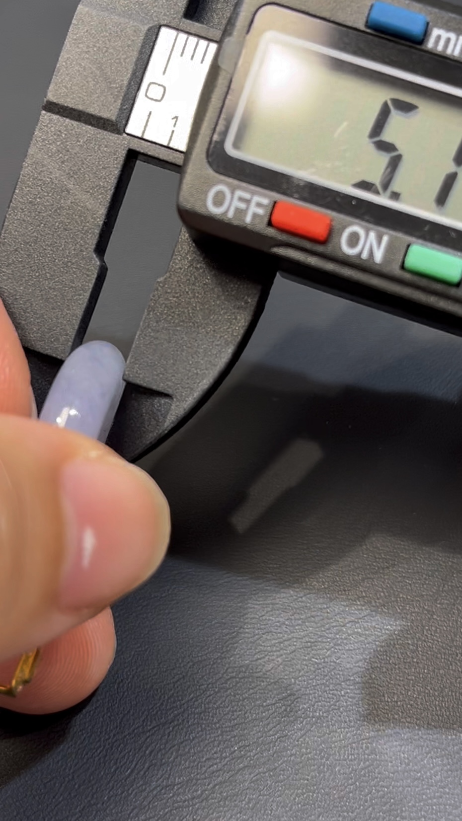 紫羅蘭翡翠平安環吊墜|編號#590|天然翡翠 × 18K黃金扣|圓滿平安 × 高貴典雅翡翠推薦 4 紫羅蘭翡翠平安環吊墜|編號#590|天然翡翠 × 18K黃金扣|圓滿平安 × 高貴典雅翡翠推薦 - Image 4